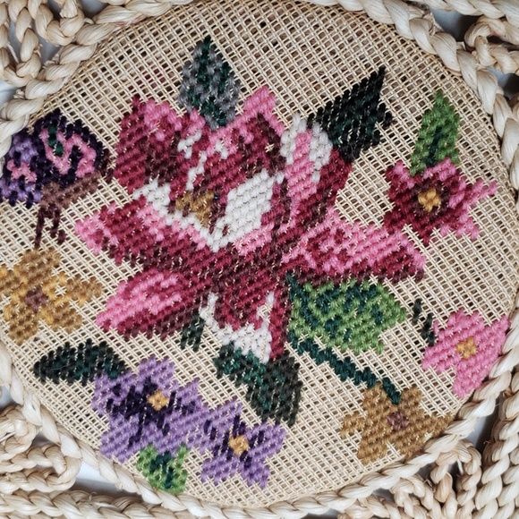 Straw Braided Floral Square Tote Bag in Ivory Woven Beach Shoulder Bag - Picture 3 of 12